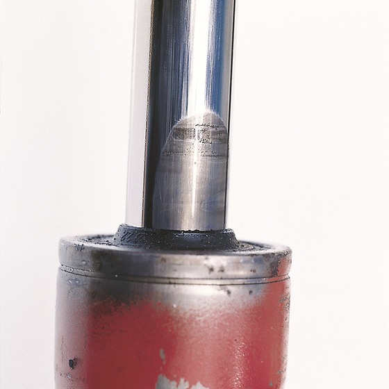 Piston rod worn through 