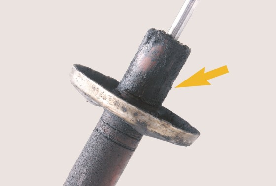 Traces of oil on shock absorber 